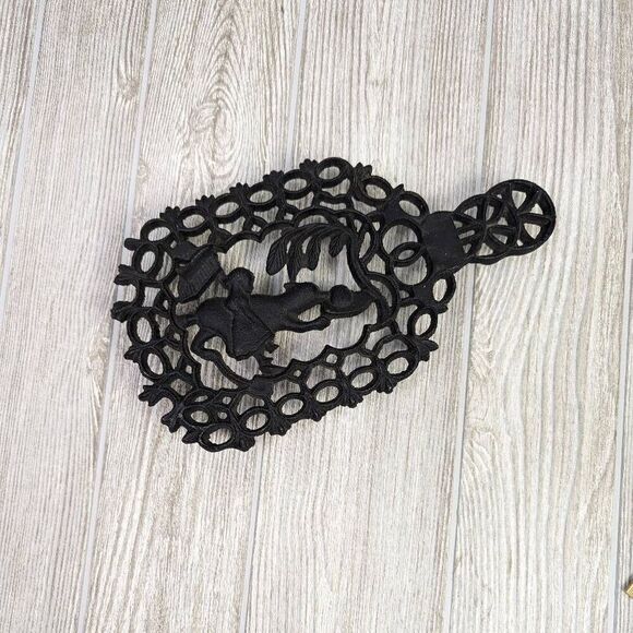 Vintage Dog + Girl Cast Iron Footed Kitchen Trivet Stand V&M Virginia Metalcraft - Picture 1 of 6